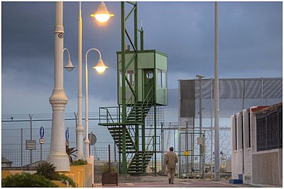 Garita de vigilancia en la frontera de Melilla.jpg