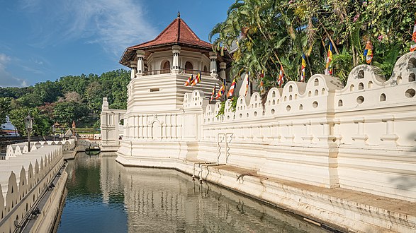 Templo da Relíquia do Dente Sagrado ou Sri Dalada Maligawa, é um templo budista em Cândia, Sri Lanka. Ele está localizado no complexo do palácio real do antigo Reino de Cândia, que abriga a relíquia do dente de Buda. Desde os tempos antigos, a relíquia desempenha um papel importante na política local, pois se acredita que quem detém a relíquia detém o governo do país. A relíquia foi historicamente mantida por reis cingaleses. O templo do dente é um Patrimônio Mundial principalmente devido ao templo e à relíquia. (definição 7 333 × 4 125)