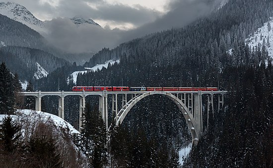 RhB ABe 8-12 Langwieser Viadukt.jpg