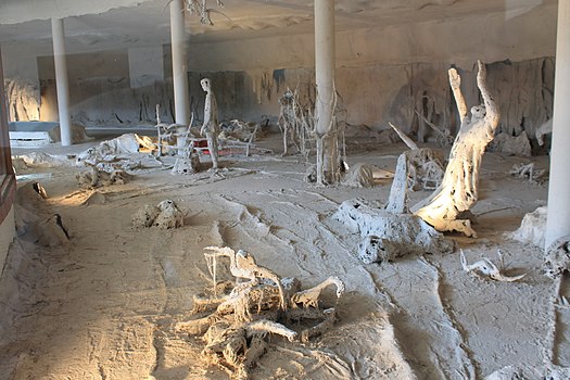 Скулптуре у оквиру Спомен-обележја Сремски фронт, рад вајара Јована Солдатовића.